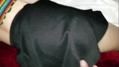 睡覺的處女女學生妹妹用她的手指得到她的緊屁股